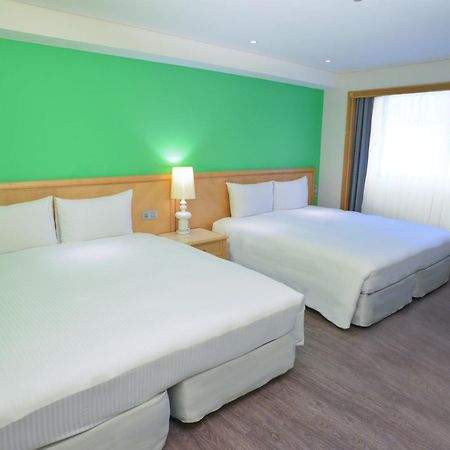 Green World Triple Beds Taipei Exteriör bild